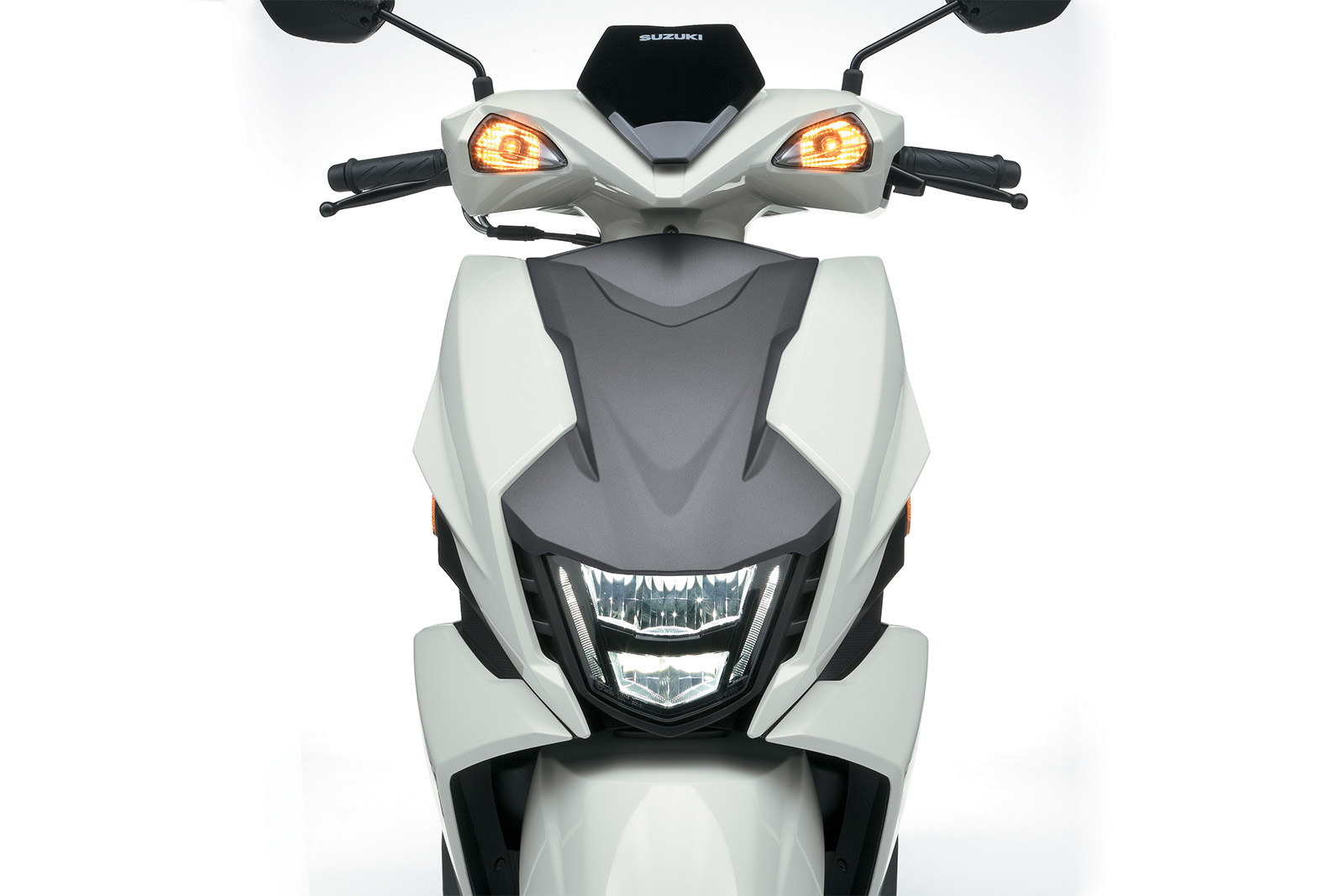 Avenis_125_M3_Front_LightOn